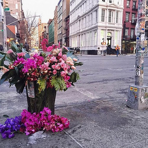用鮮花，他把紐約的垃圾桶都變成了花瓶