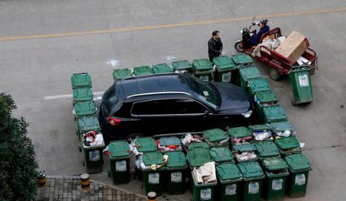 汽車被垃圾桶包圍是被惡搞還是得罪人了？
